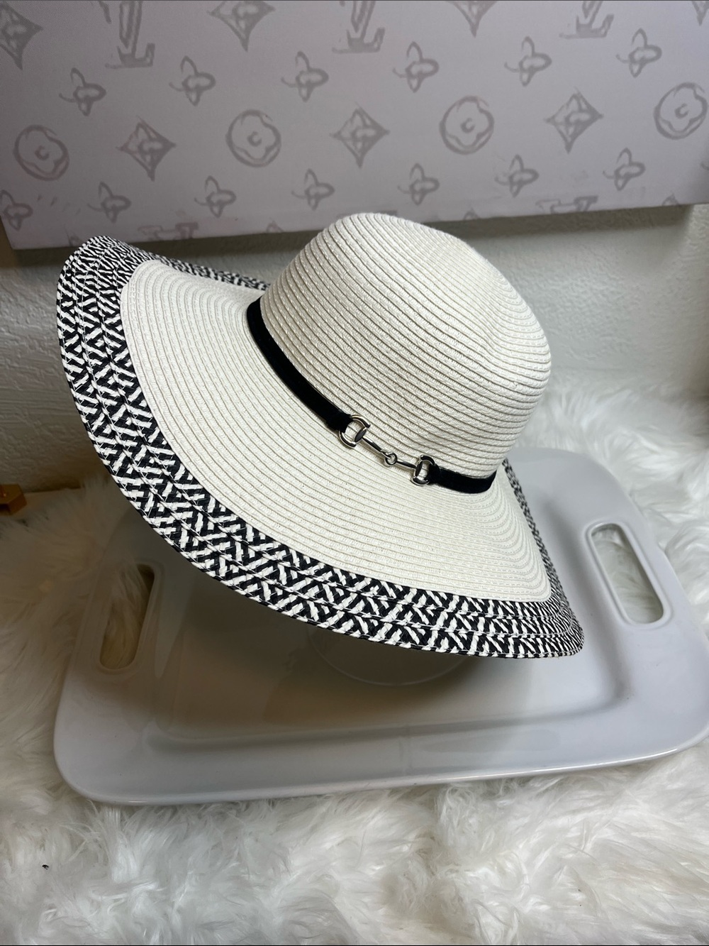 Women’s Wide Brim Straw Sun Hat in White and Black